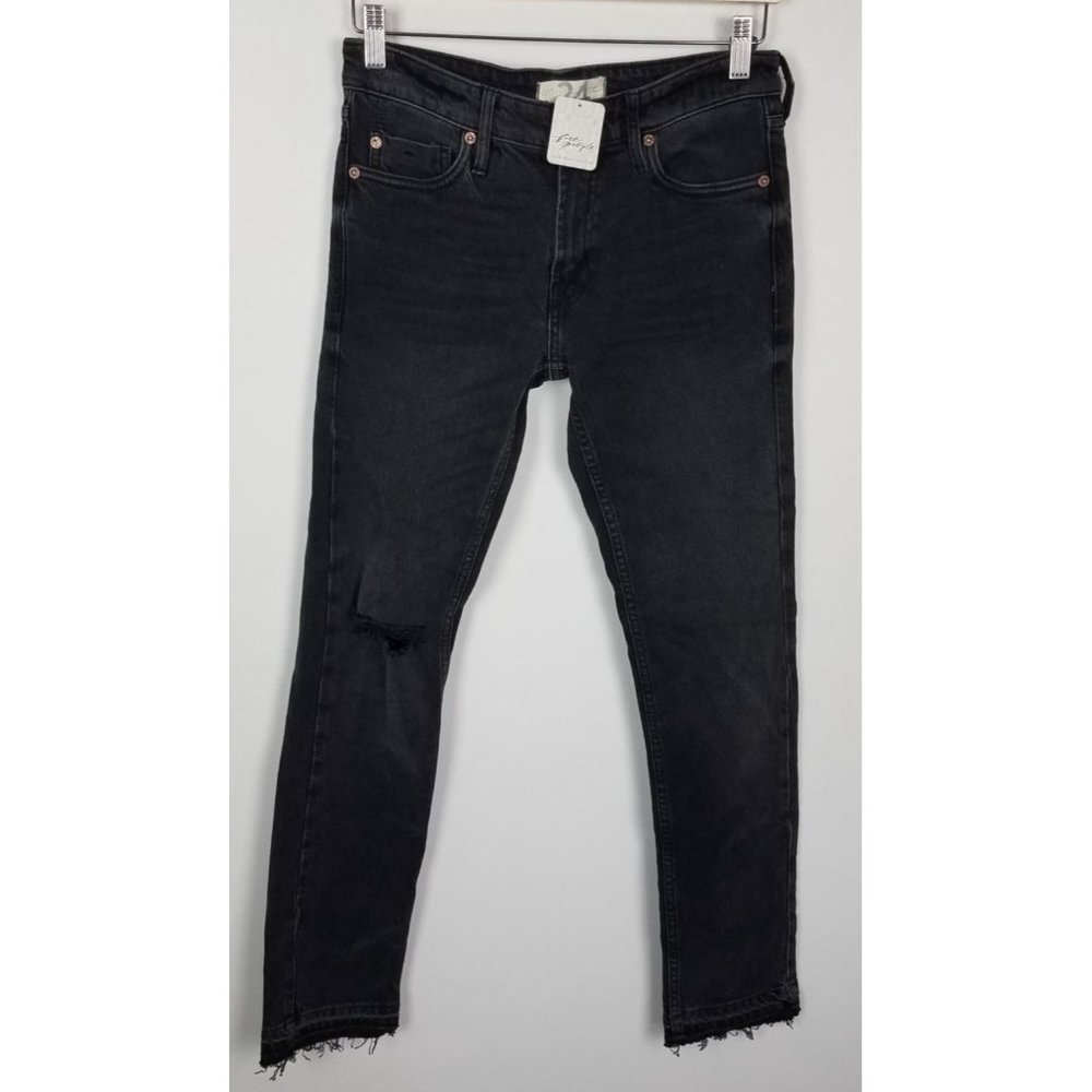 Free People We the Free Sz. 24 Slim Boyfriend Faded Black Ripped Jeans NWT - Picture 2 of 9
